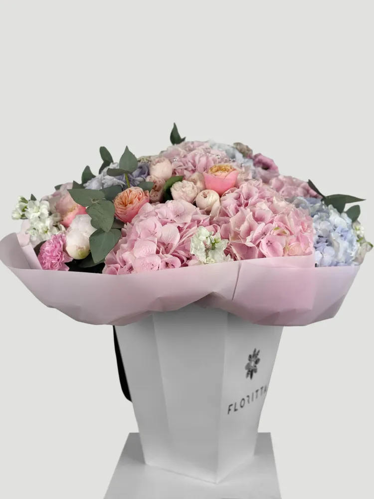 Full garden rose hydrangea arrangement in pink luxury box — Floritta