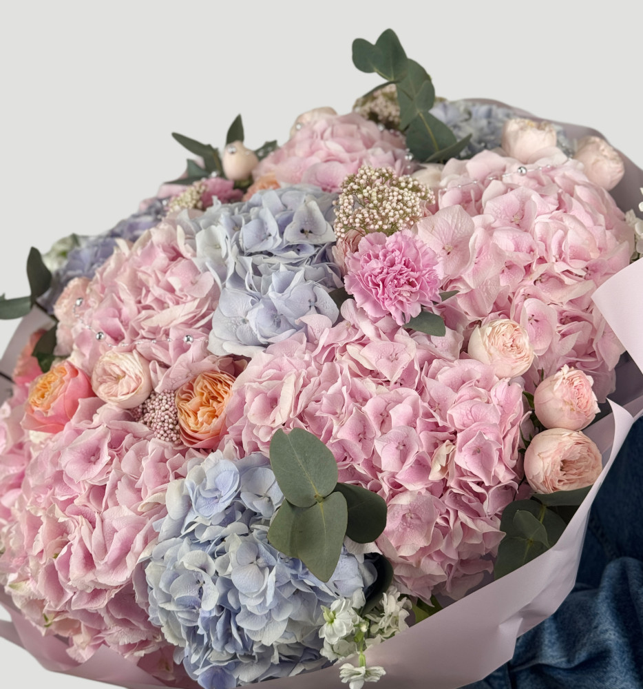 Romantic pink peony hydrangea bouquet with garden roses — Floritta