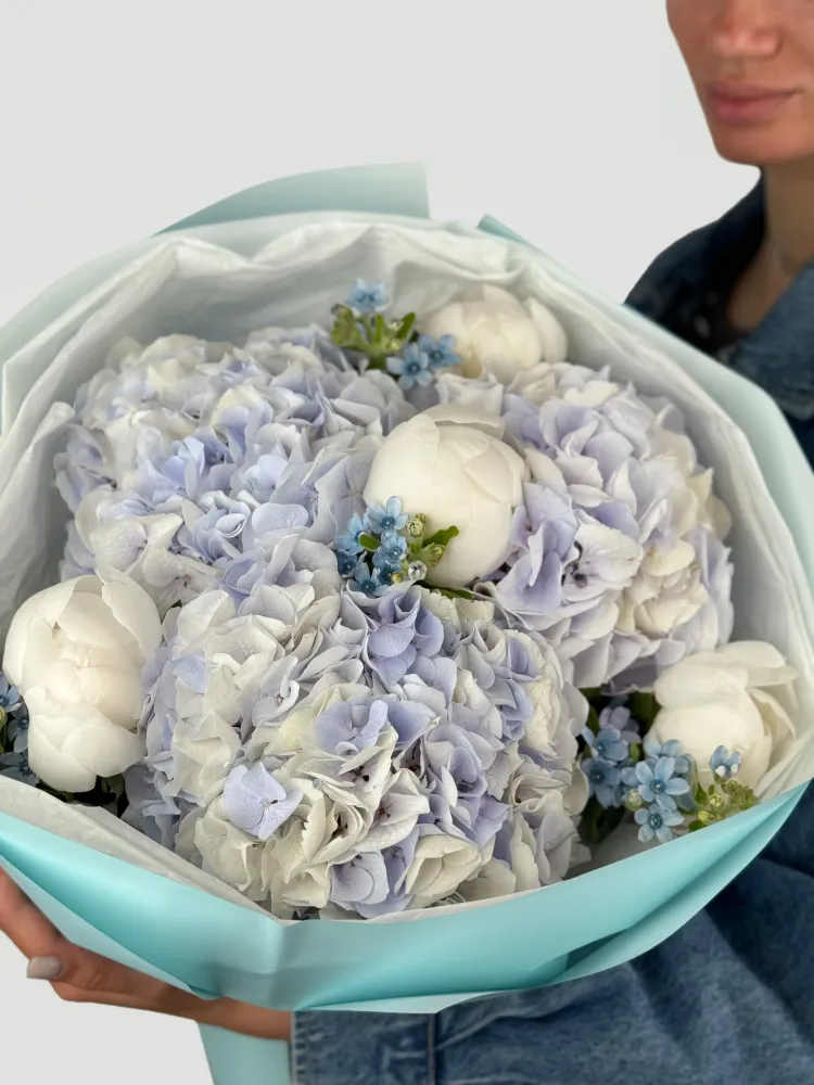 Luxe pale lavender hydrangea and white peony bouquet with skimmia — Floritta