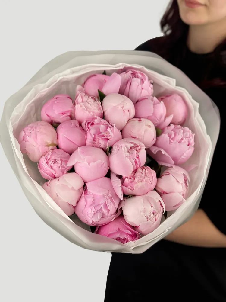 Lush pink peony bouquet in white tissue wrap — Floritta