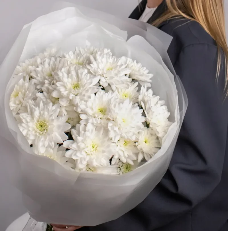 Elegant white chrysanthemum bouquet