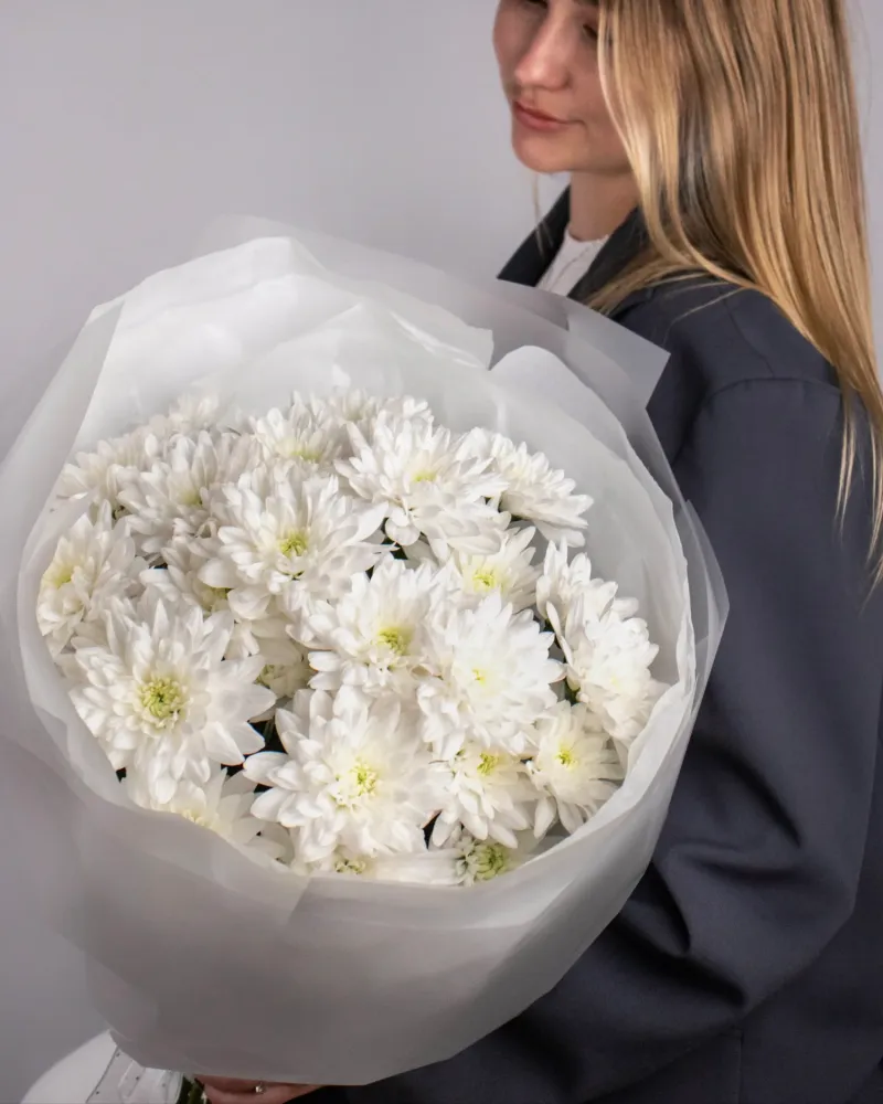 Luxurious cream chrysanthemum bouquet in white tissue wrap — Floritta