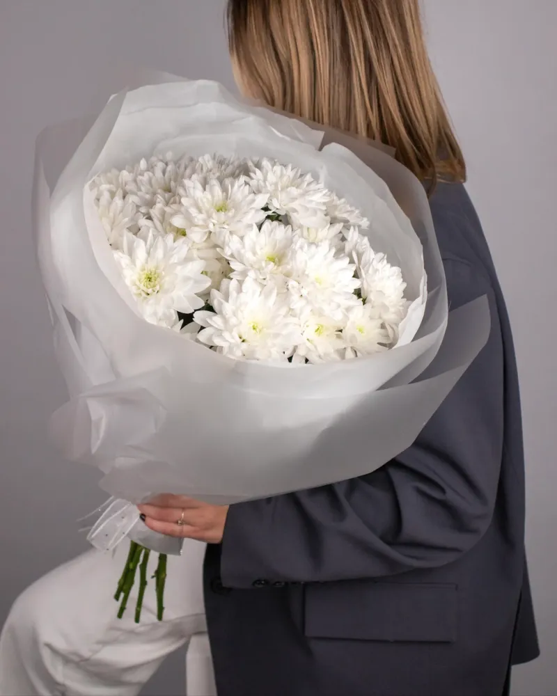 Elegant cream chrysanthemum arrangement wrapped in white tissue — Floritta