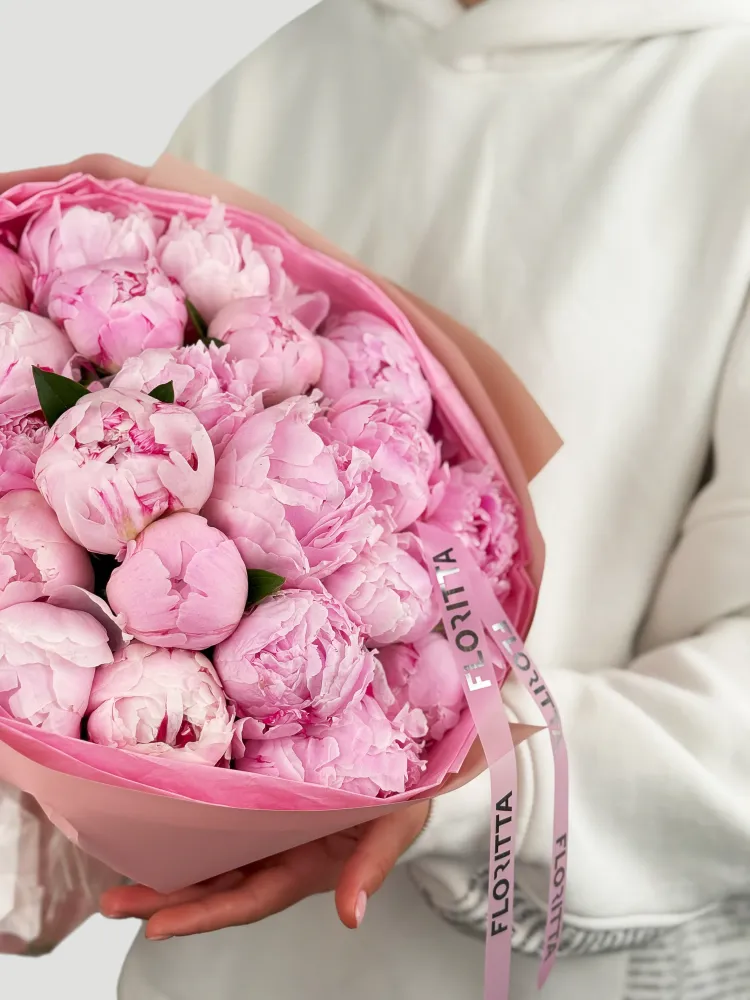 Luxurious pink peony bouquet with eucalyptus in pink paper wrap — Floritta