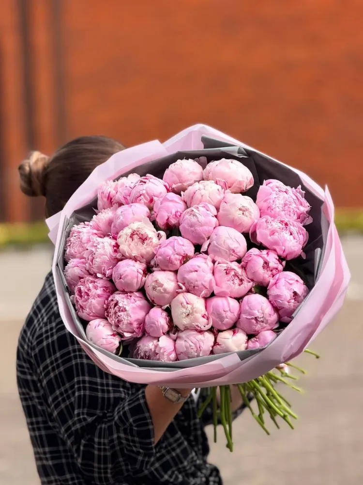 Lush pink peony bouquet with ruscus in pink wrap — Floritta
