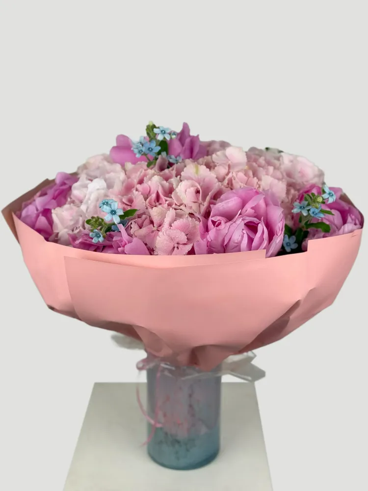 Full arrangement of pink carnations and forget-me-nots with pink wrap vase — Floritta