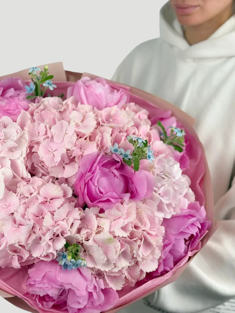 Generous pink carnation and forget-me-not bouquet in soft wrapping — Floritta