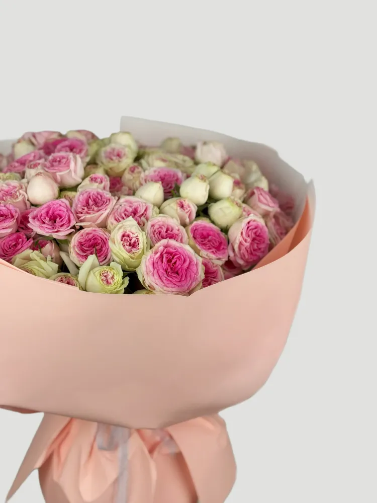 Full bouquet of garden roses, spray roses and peonies in blush wrap — Floritta