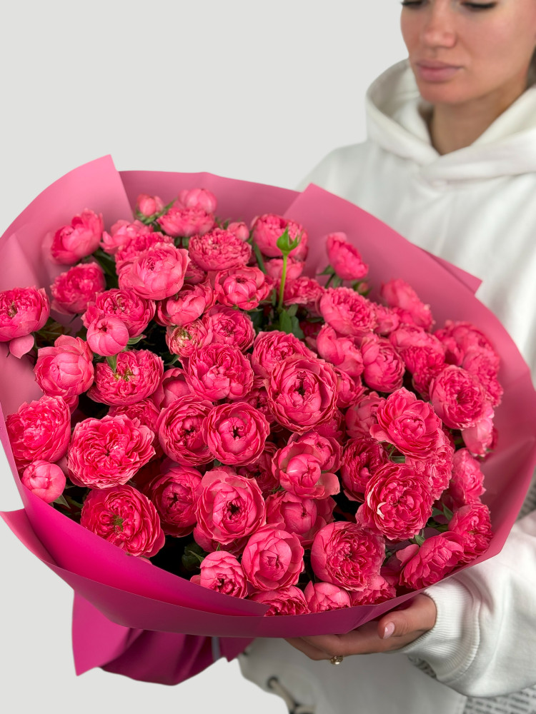 Luxurious bouquet of full pink garden roses in fuchsia wrap — Floritta