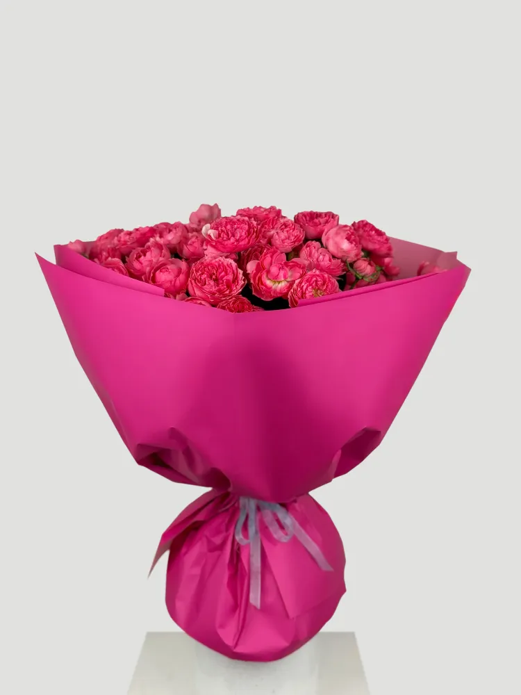 Generous arrangement of pink garden roses in tissue wrap — Floritta
