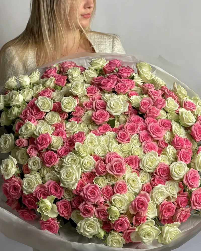 Oversized bouquet of pink and ivory roses in white wrapping — Floritta