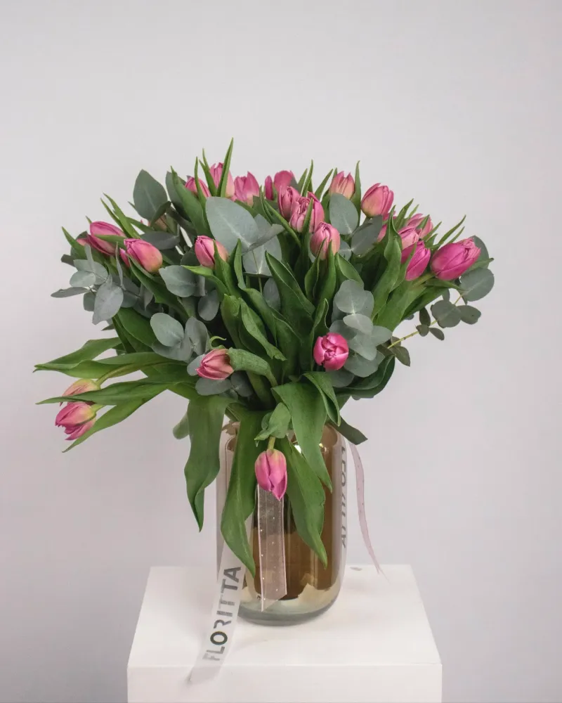 Luxurious pink tulip bouquet with eucalyptus in clear vase — Floritta