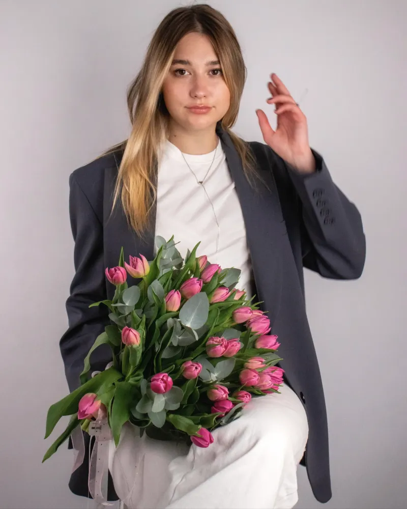Hand-held pink tulip posy with eucalyptus greenery — Floritta