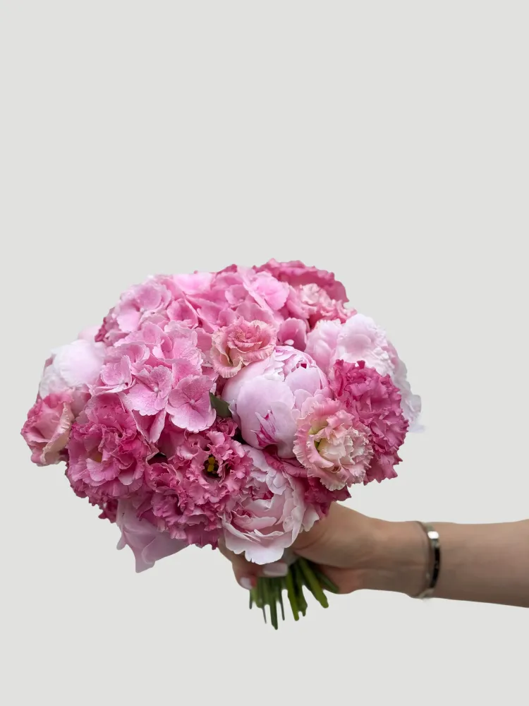 Luxurious pink and magenta peonies with hydrangeas bouquet — Floritta