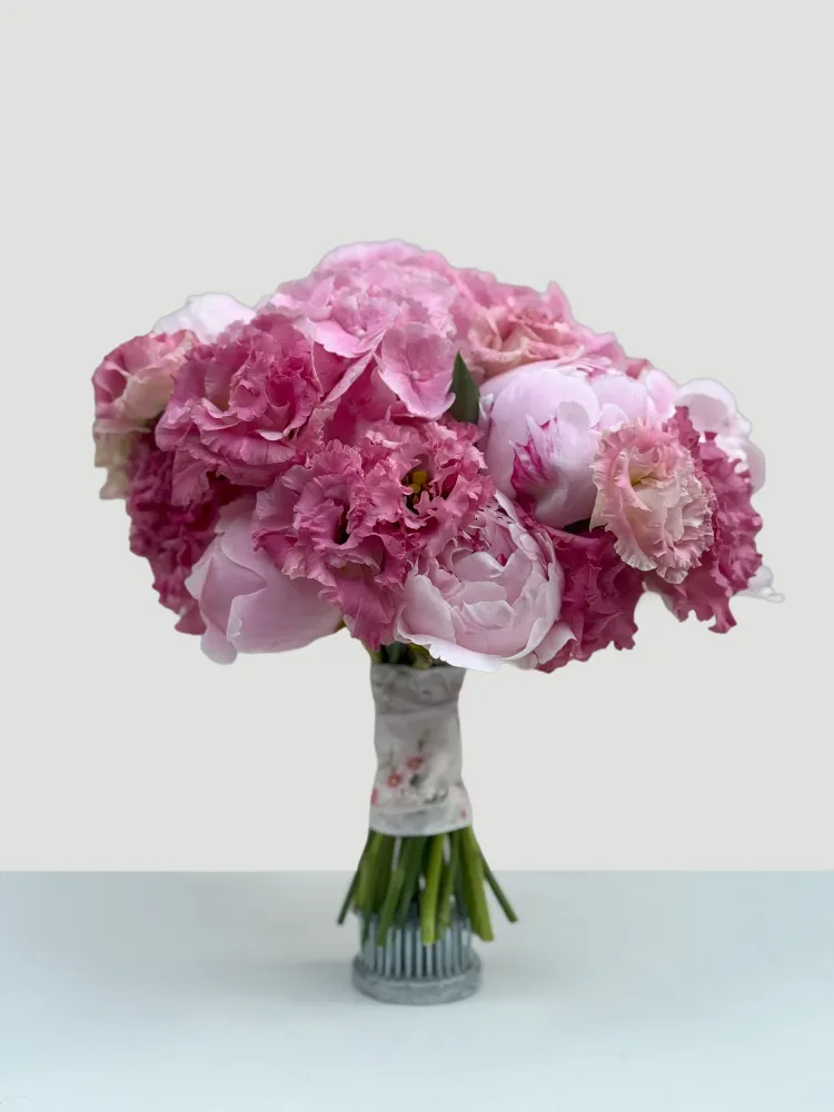 Full romantic peony and hydrangea arrangement in glass vase — Floritta