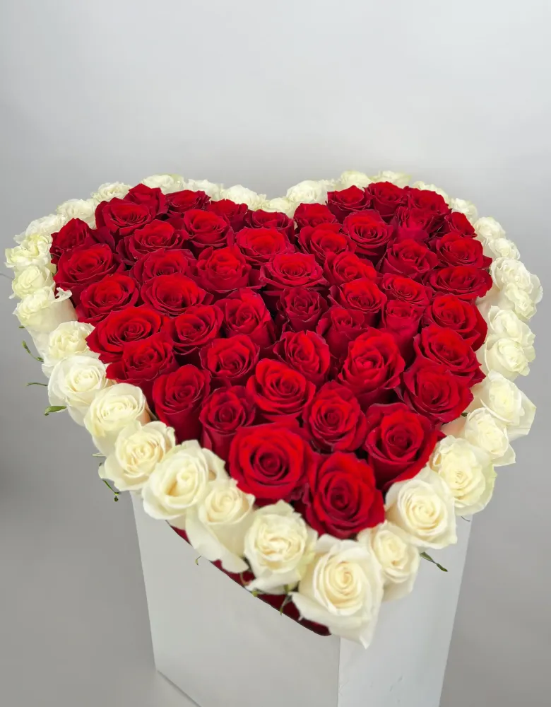 Luxury heart-shaped bouquet of red and white roses — Floritta