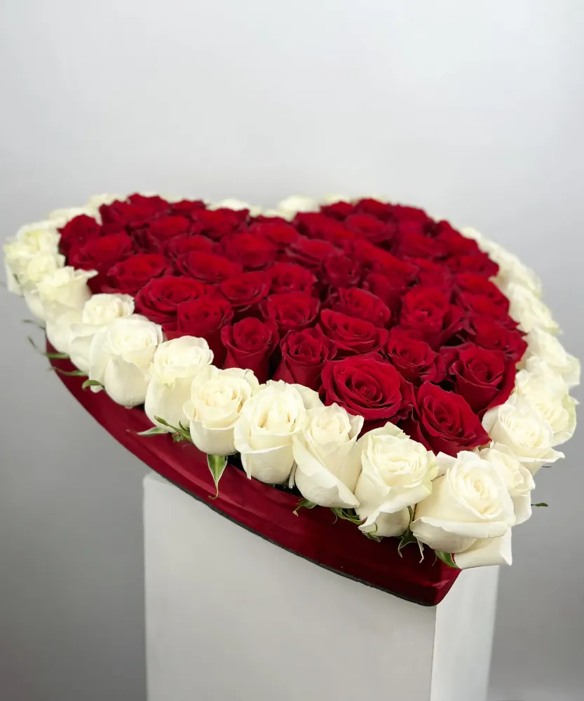 Luxury heart of roses