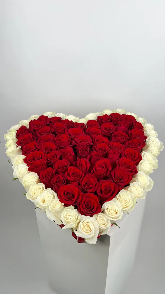 Red and white rose heart arrangement in white ceramic box — Floritta
