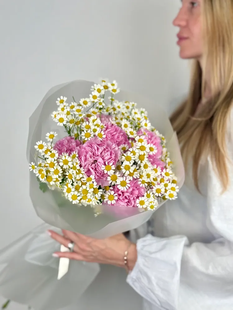 Pink carnations and white daisies in soft wrap — Floritta