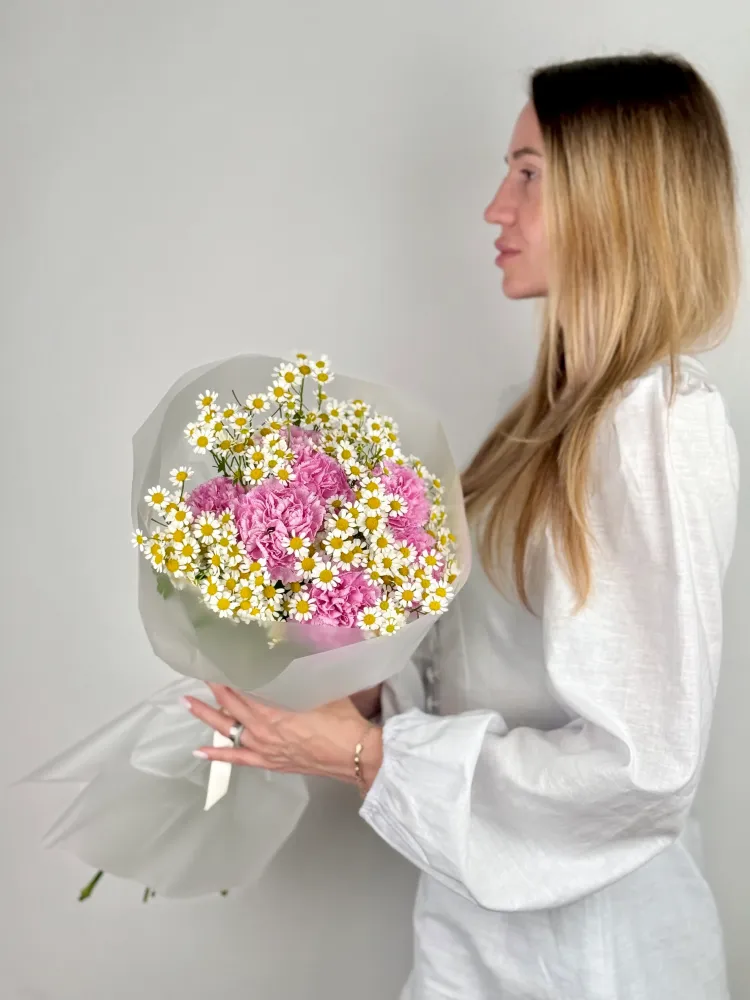 Daisy joy (dianthus & camomiles)