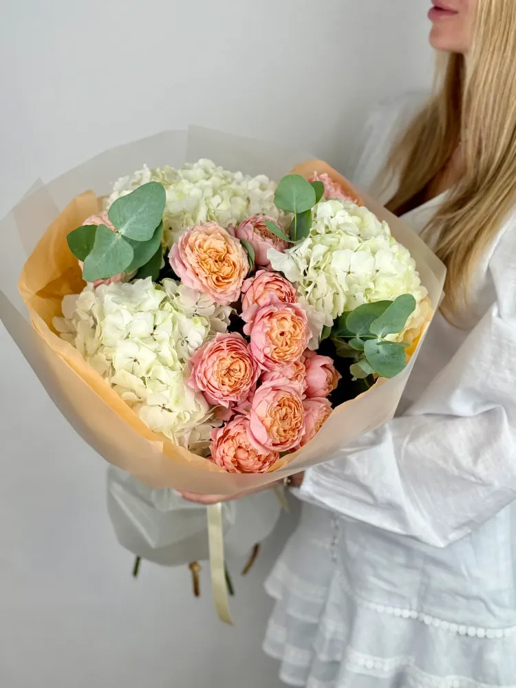 Blush garden roses and ivory hydrangeas with eucalyptus in kraft wrap — Floritta