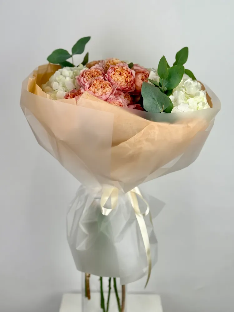 Peach cloud (hydrangeas & peony spray roses)