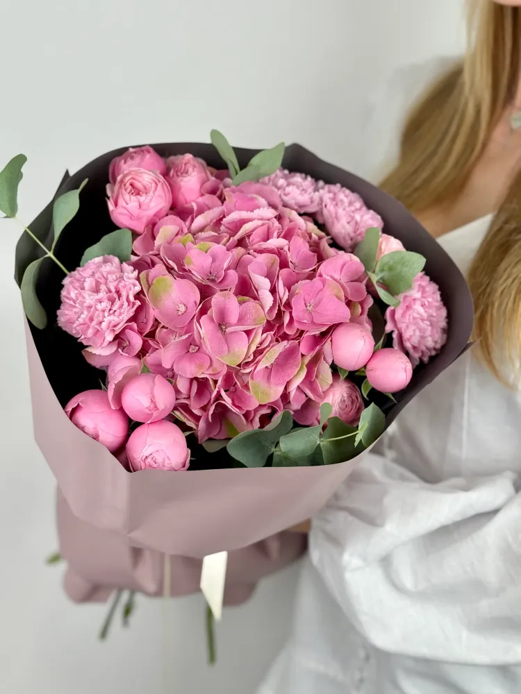 Pink peonies and hydrangea bouquet with eucalyptus wrap — Floritta