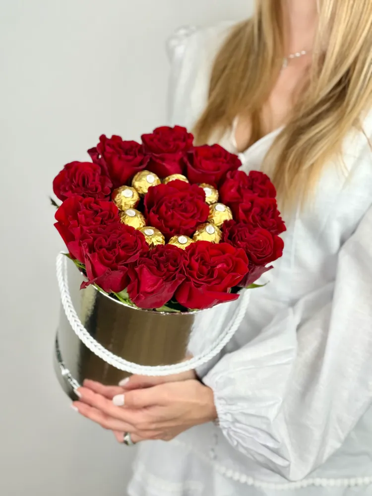 Luxurious red rose dome with gold chocolate truffles in hat box — Floritta