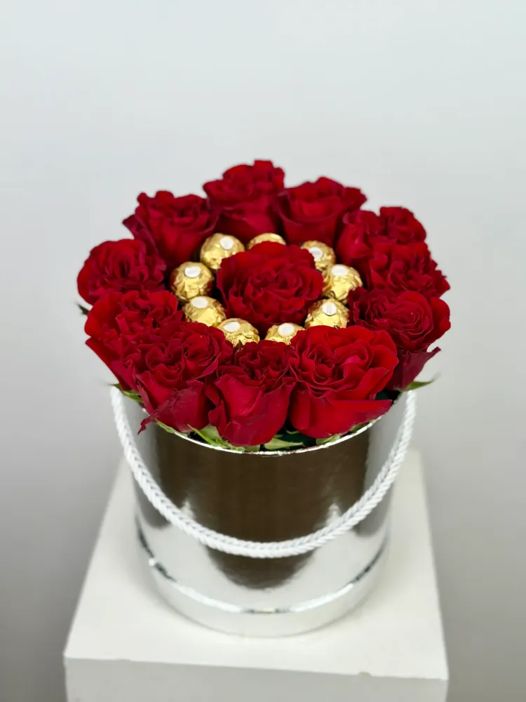 Ruby temptation hat box (roses & Ferrero)