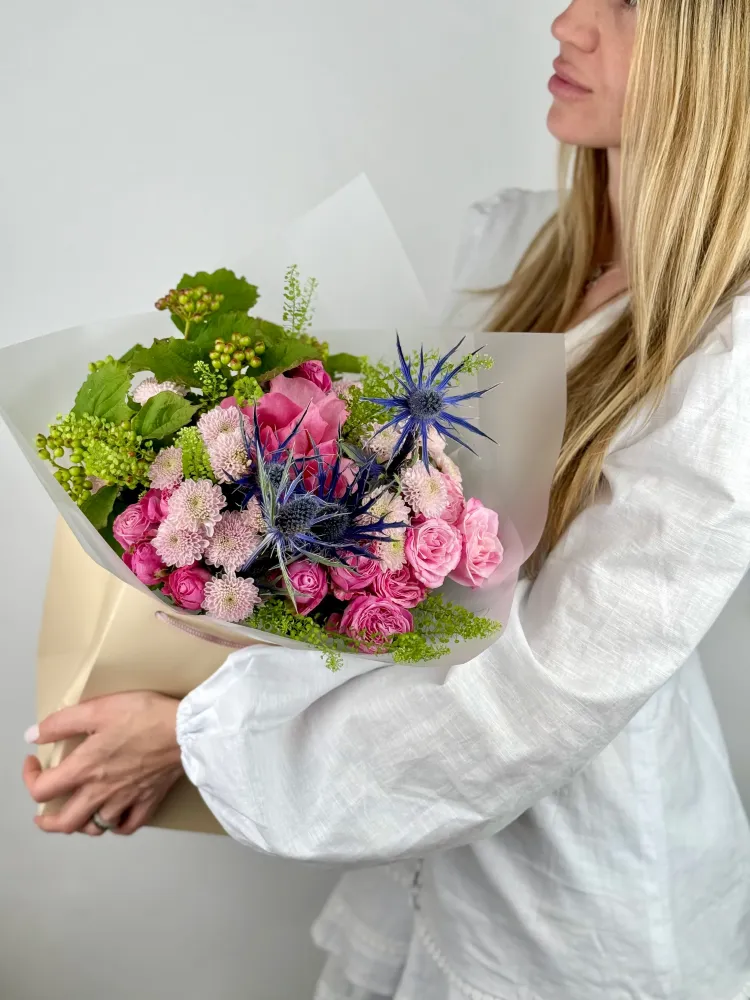 Pink roses and carnations with blue eryngium in cream wrap — Floritta
