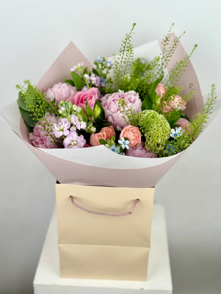 Lush bouquet of roses, peonies and astilbe with lime viburnum berries in kraft box — Floritta