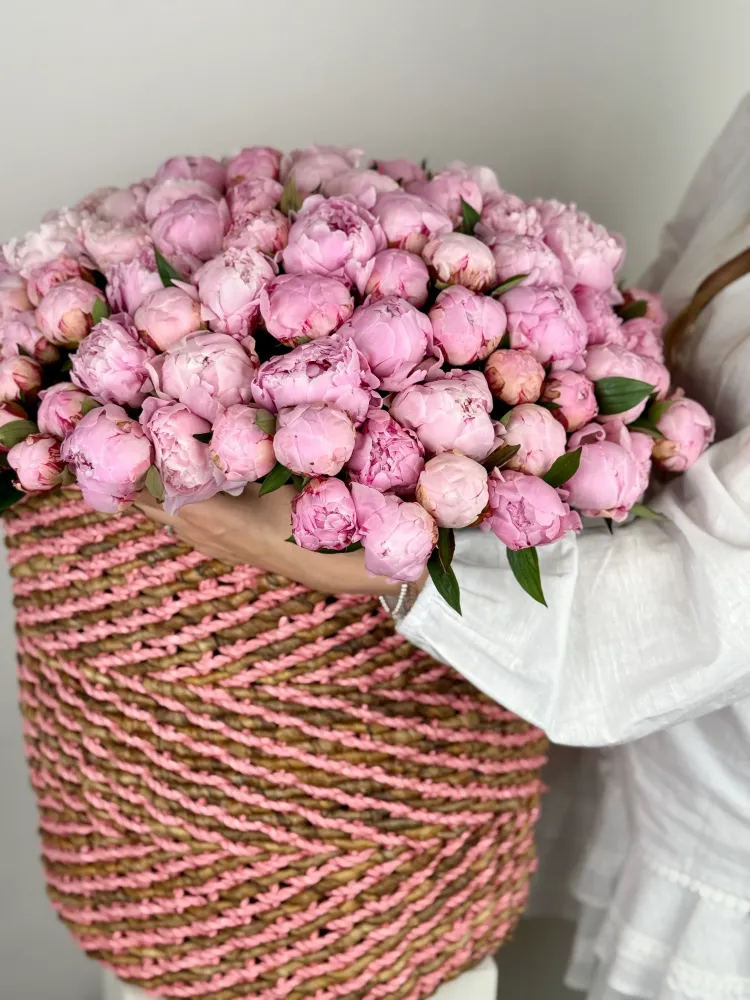 Lush pink peonies in woven basket with white wrap — Floritta