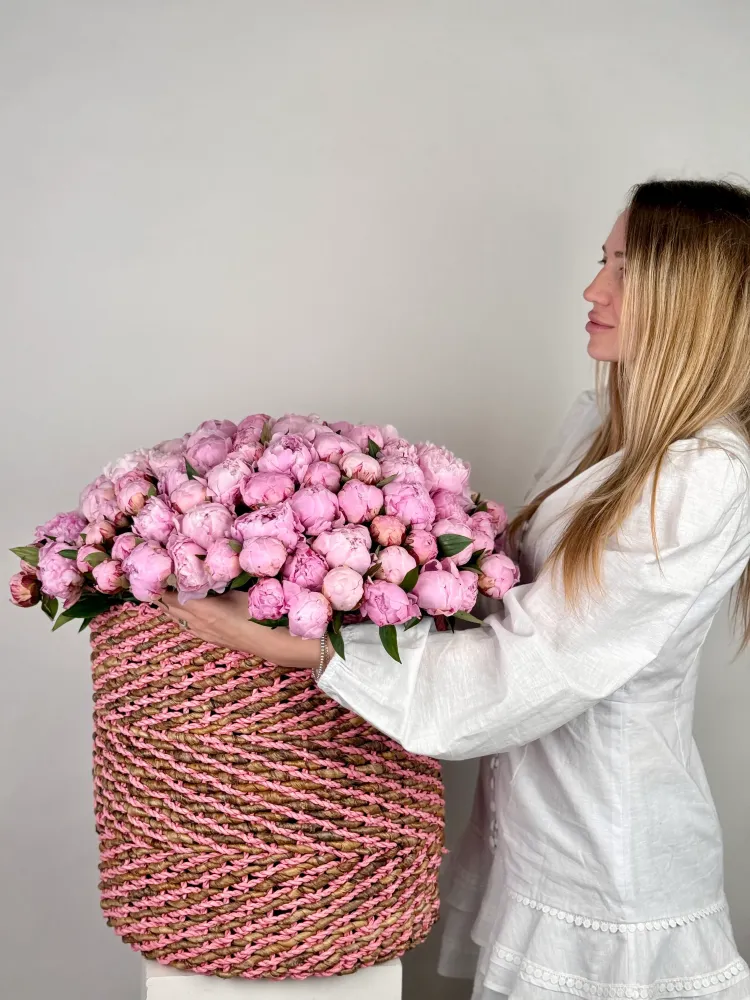 Blush fields – grand peony basket
