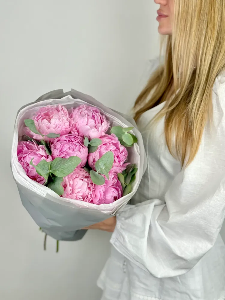 Full pink peonies with eucalyptus in paper wrap — Floritta