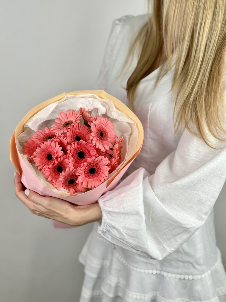 Bouquet of coral pink gerbera daisies in kraft wrap — Floritta