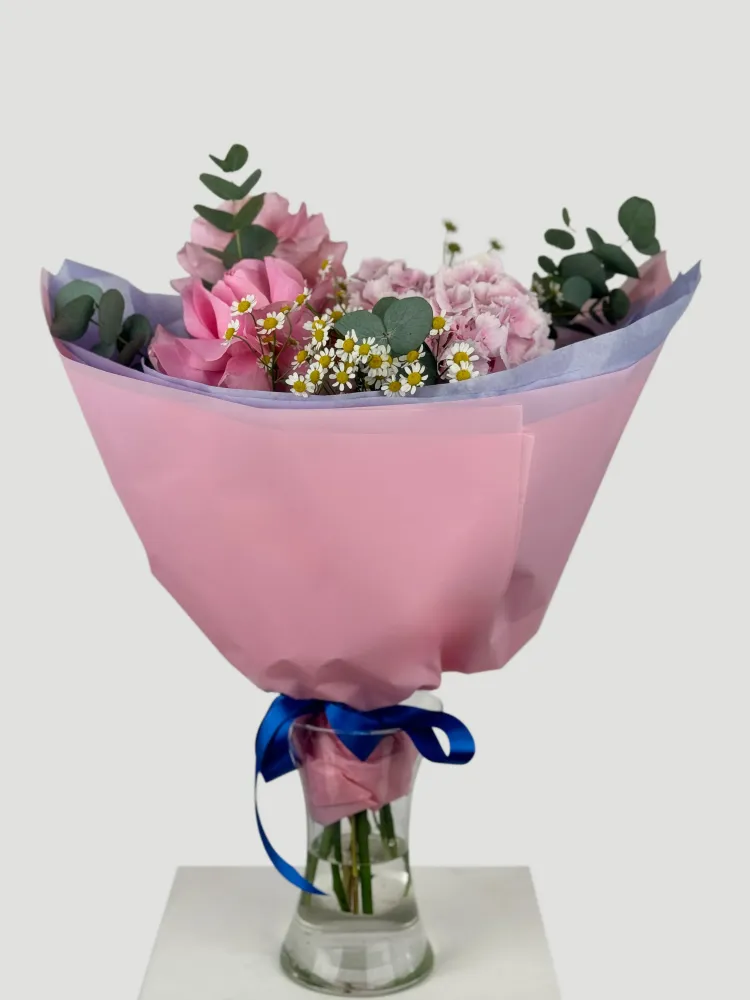 Luxe pink rose bouquet with chamomile daisies and eucalyptus — Floritta