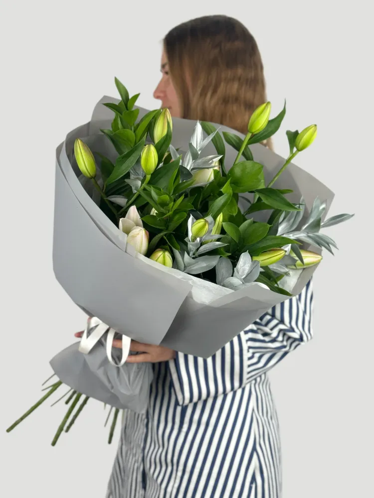 Bouquet of yellow lily buds with eucalyptus in grey paper wrap — Floritta