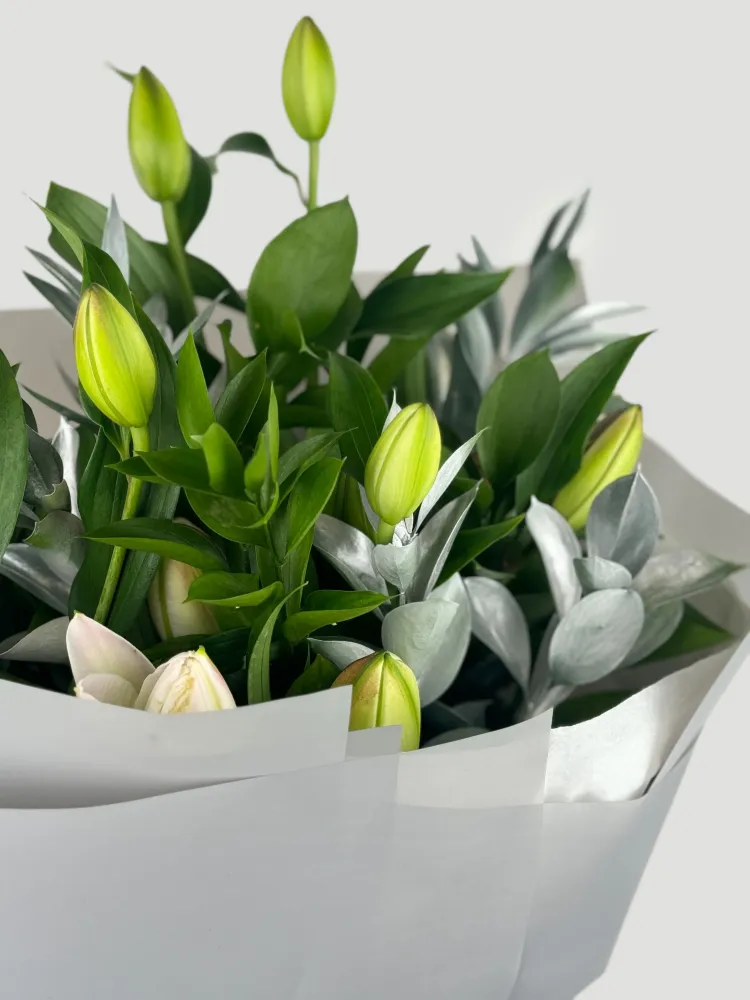 Silver mist – elegant lily bouquet
