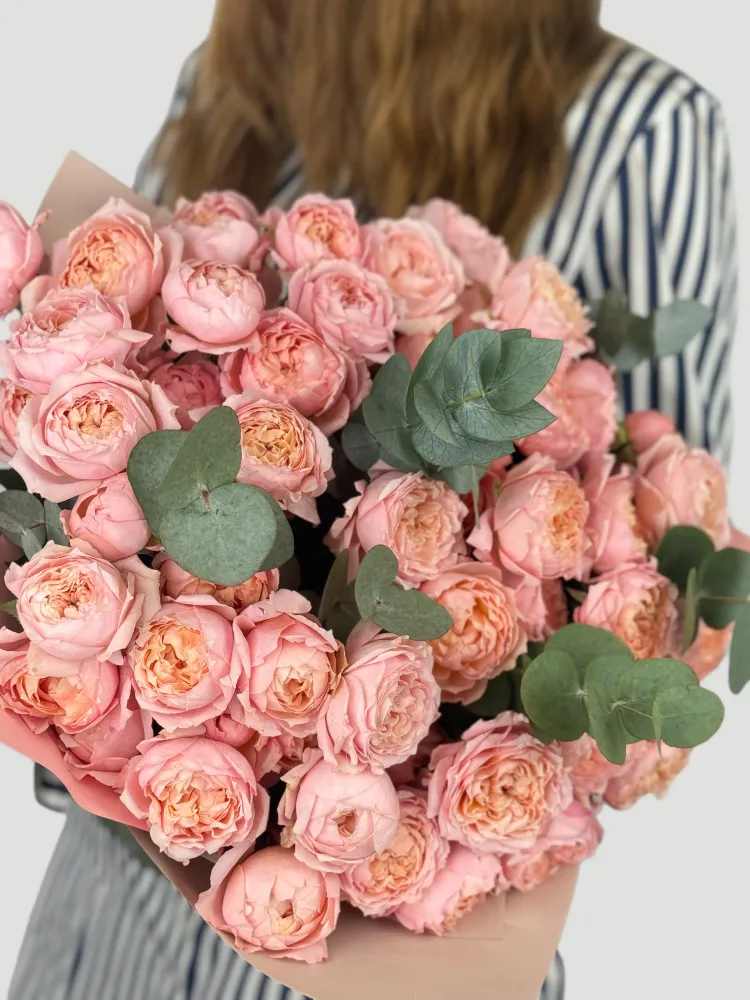 Lush bouquet of blush and peach garden roses with eucalyptus in pink wrap — Floritta