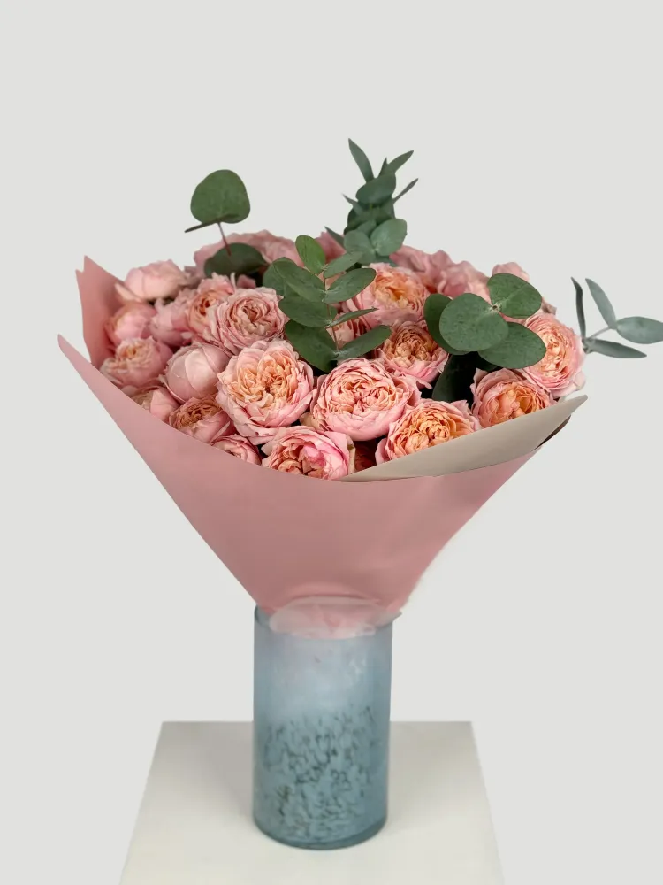 Romantic arrangement of pink peonies and garden roses with eucalyptus in ceramic vase — Floritta