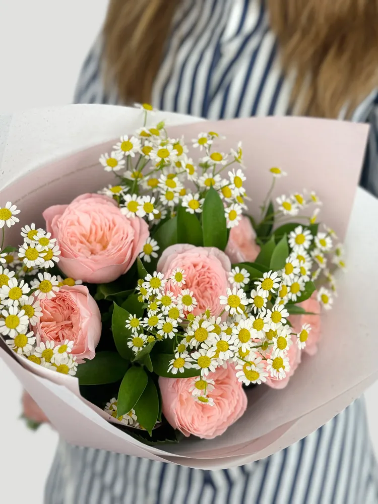 Bouquet of pink garden roses and white daisies in paper wrap — Floritta