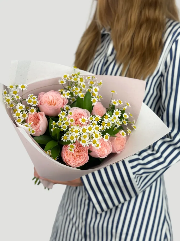 Peony roses with chamomile charm