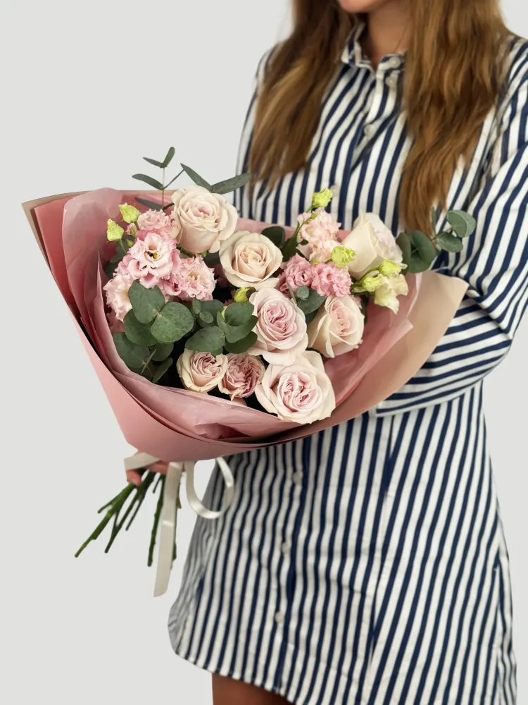 Blush and cream roses with pink carnations, eucalyptus in pink wrap — Floritta
