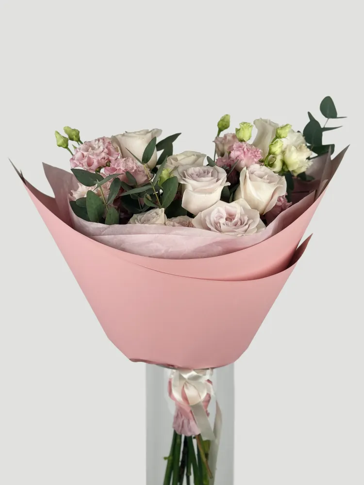 Luxury bouquet of cream roses, pink carnations and greenery with pink paper — Floritta
