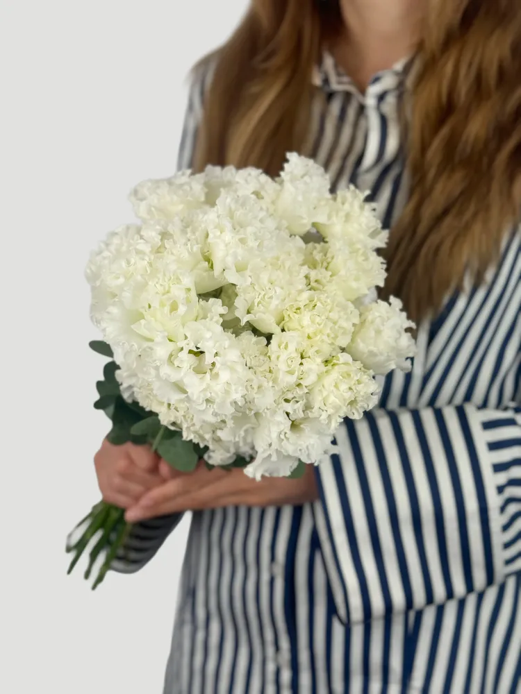 Luxurious cream hydrangea bouquet with eucalyptus greenery — Floritta