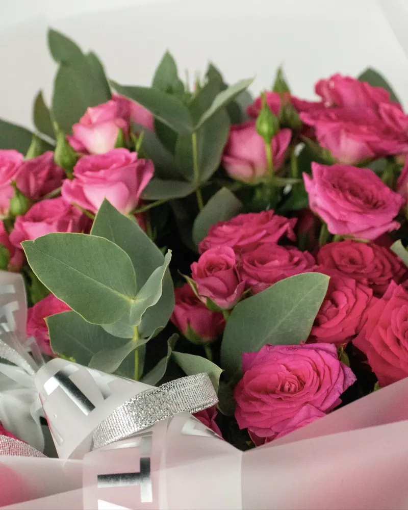Full bouquet of hot pink and magenta roses with eucalyptus, wrapped in pink tissue — Floritta