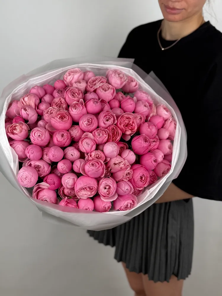 Luxury domed bouquet of full pink garden roses in white wrap — Floritta
