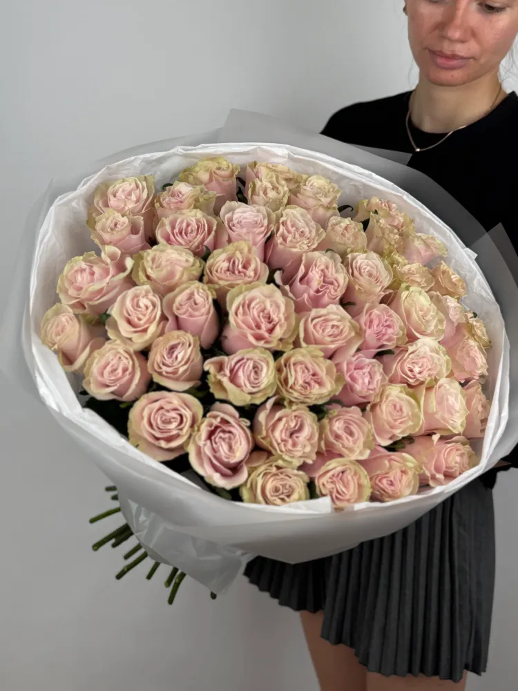 Luxurious blush garden roses with ruscus in white dome box — Floritta
