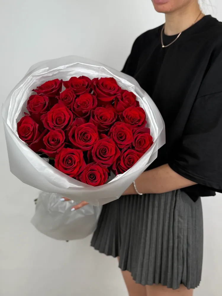 Full bouquet of luxurious red roses in white wrap — Floritta