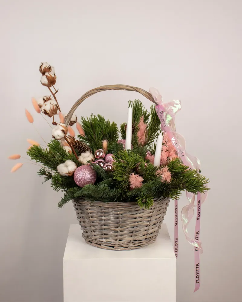 Festive mauve and pink Christmas basket with cotton, candles and evergreen — Floritta